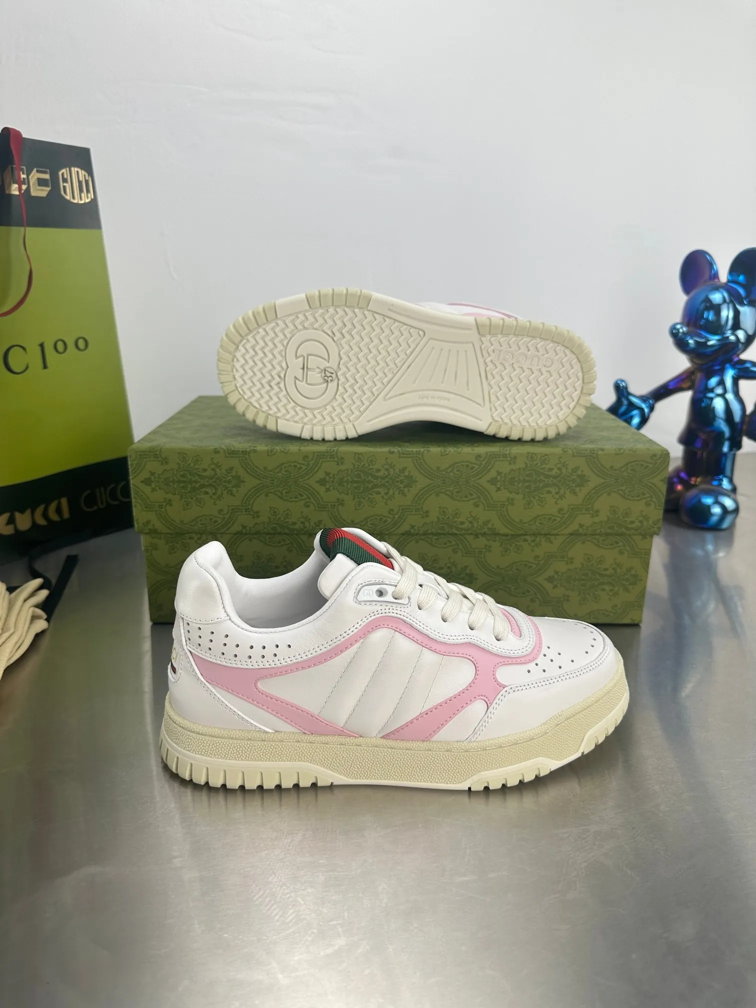 👟👟Ex-factory price 600👟👟 Gucci's latest hot-selling series of high and low-cut distressed couple's sneakers are shipped. The original version is purchased, developed and manufactured. This high-low top sneaker adopts a basketball-style silhouette design, cleverly integrated with hollow panels and distressed effects, showing its unique ingenuity. The ingenuity incorporates brand logo details such as interlocking Double G styling accessories and Gucci lettering, a low-key tribute to the brand's design heritage. Exquisite packaging at the delivery counter 🛍📦 ▪️ Fabric: Original customized imported first-layer cowhide ▪️ Inner lining: Imported first-layer cowhide ▪️ Sole: Original molded TPU sole ▪️ Sole thickness: 3cm ▪️ Size: 35-46 (Male 38 46 customized)